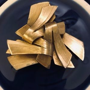 Spectacular Vintage CORO Abstract Textured Overlapping Ribbon Brooch